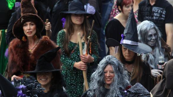 17 Signs That You'd Qualify as a Witch in 1692 | Mental Floss