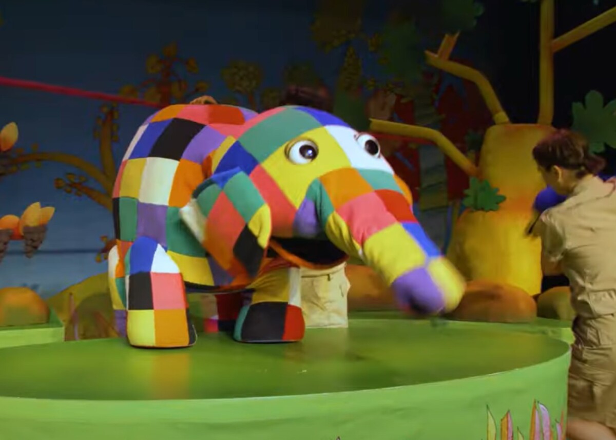 'Be a Rainbow' song from Elmer the Patchwork Elephant stage show - YouTube